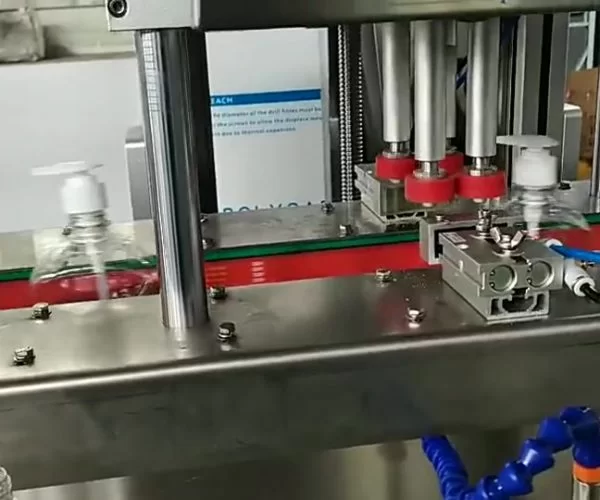 Automaattinen 4-pyöräinen muovikannen korkkikone käsisaippuapulloon