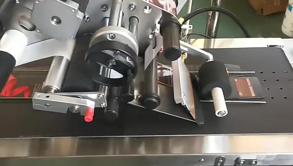 Автоматическая этикетировочная машина для наклеивания наклеек на верхнюю поверхность коробки