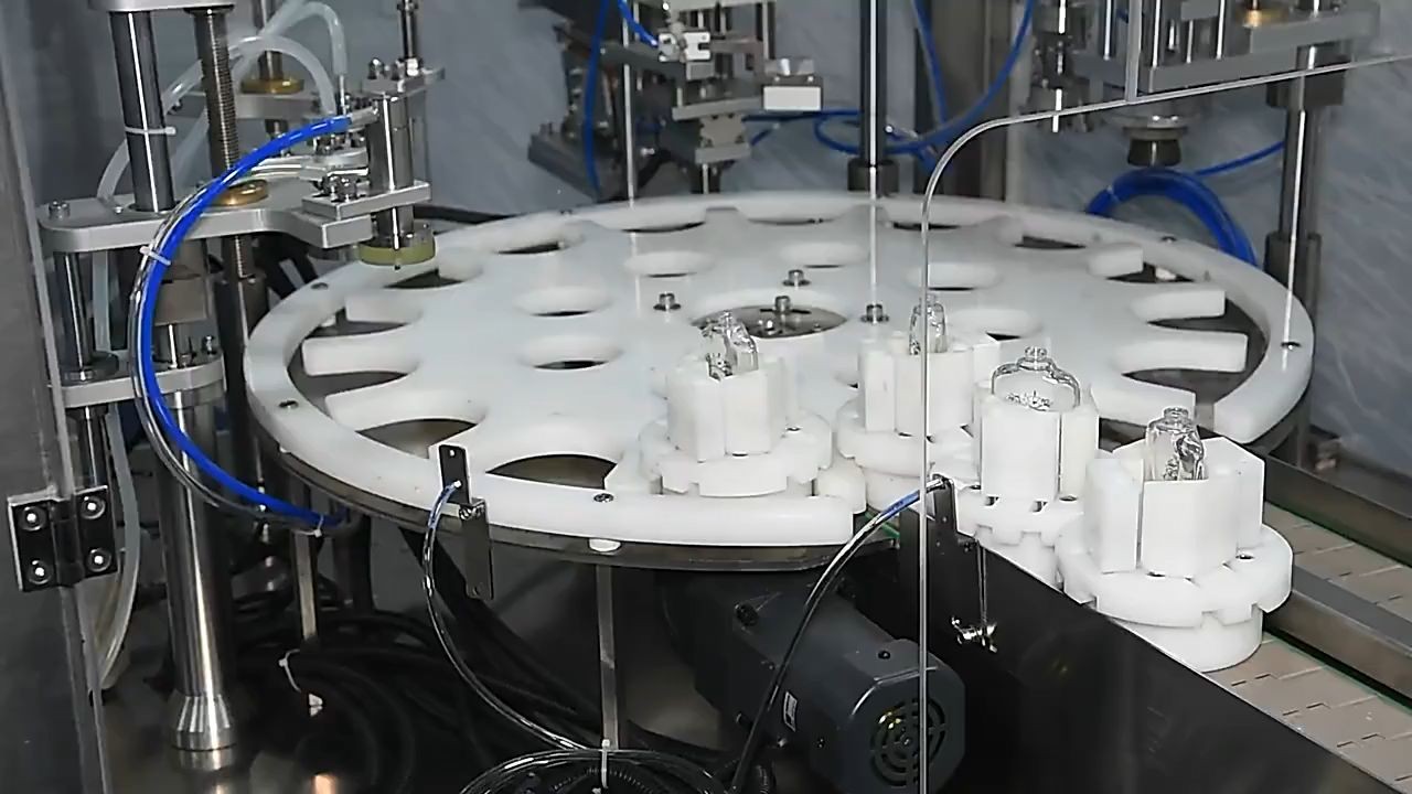 Автоматическая машина для розлива жидкости в бутылку с распылителем для тела автомобиля
