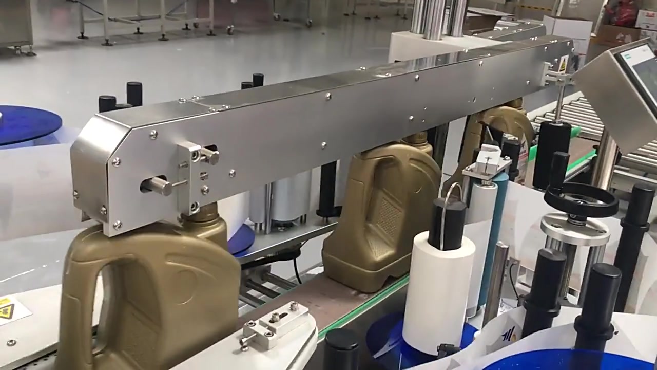 स्वचालित डबल साइड्स प्लास्टिक जेरी कैन स्टिकर लेबलिंग मशीन
