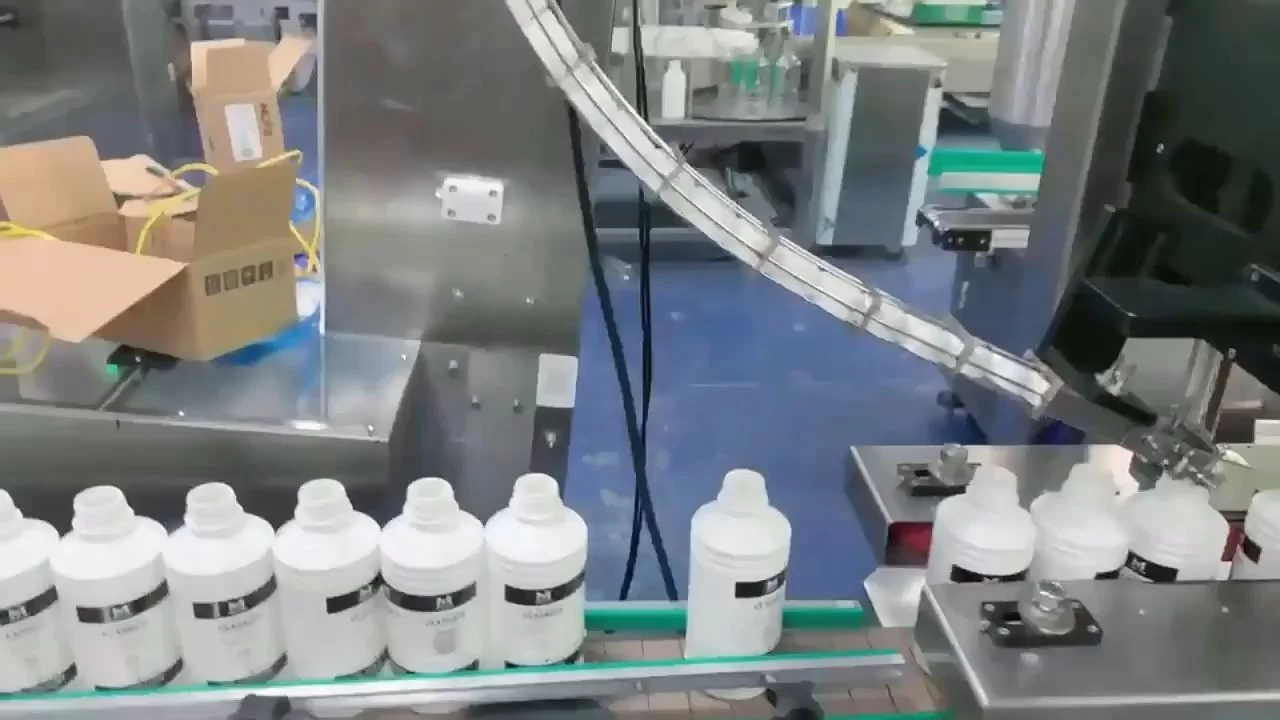 Máquina taponadora de botellas de plástico eléctrica automática con clasificador de tapas de botellas