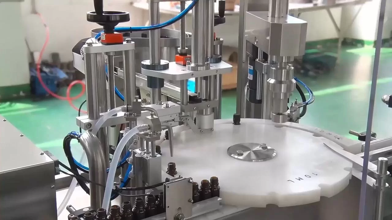 Automaattinen eteeristen öljyjen pullojen täyttökorkkikoneen pullotuslinja