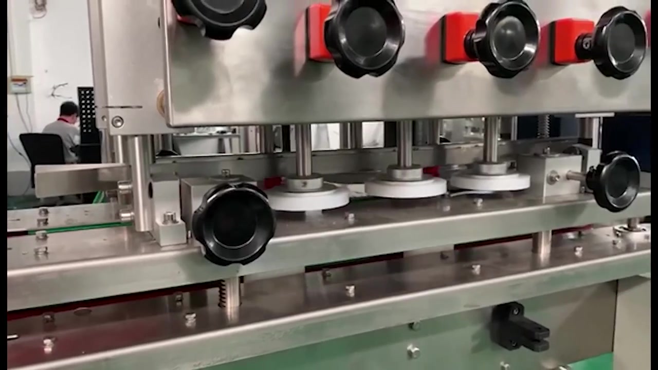 Automatický lineární stroj na uzavírání lahví s pumpičkou na tekuté mýdlo