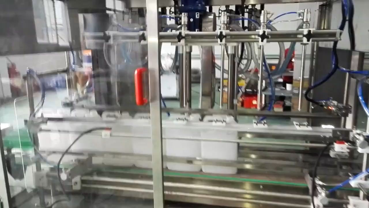 Máquina automática de recheo lineal de bidóns por gravidade