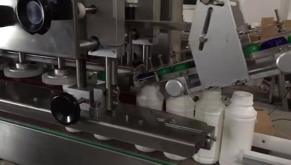 Avtomatski linearni stroj za zapiranje okroglih steklenic s šestkolesnim vretenom