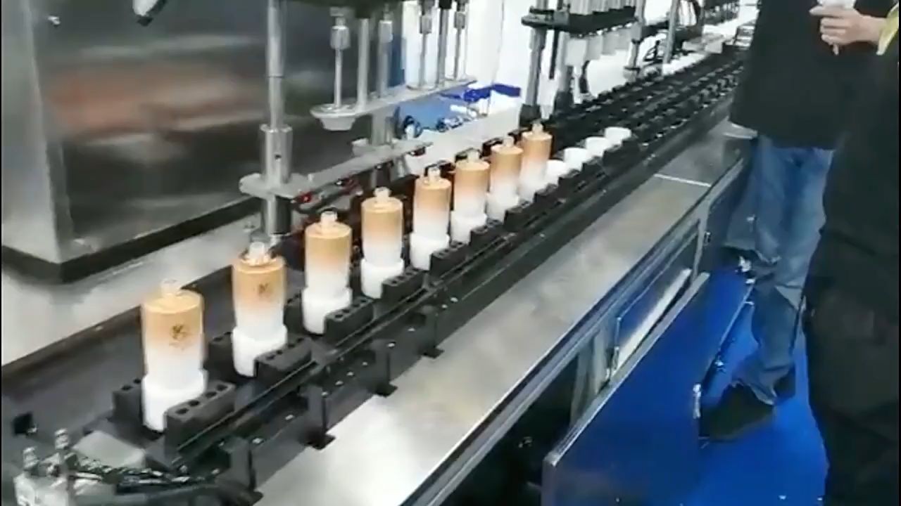 Автоматска машина за полнење шишиња за козметички крем со течна паста