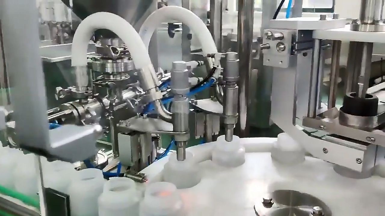 Automatické zařízení na plnění malých plastových lahví na tekutý pigment