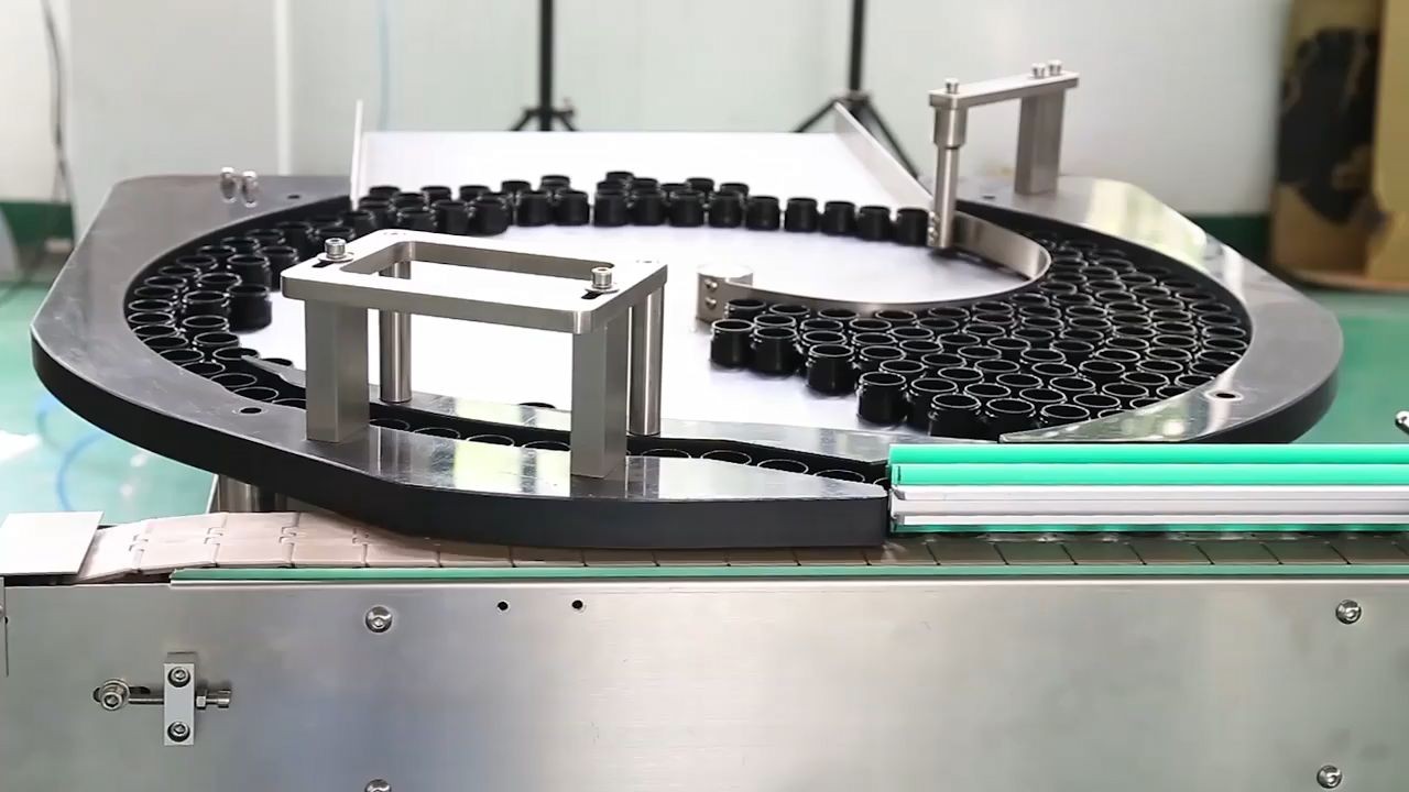 Automatinis skysto rotacinio kosmetinio kremo užpildymo uždengimo aparatas