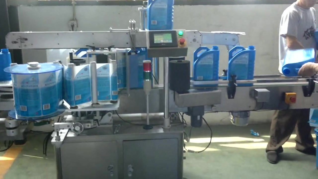 Automatska mašina za dvostrano etiketiranje kvadratne boce za ulje za podmazivanje