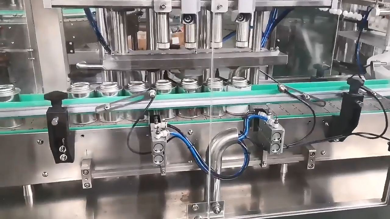 Máquina automática de etiquetado, tapado y llenado de tarros de botellas de metal