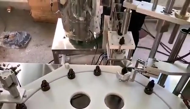 Machine de remplissage et de capsulage d'huile essentielle de pompe péristaltique automatique
