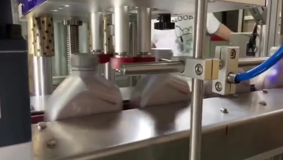 Үй жануарларына арналған пластикалық бөтелкелерді бұрандалы жабатын автоматты пневматикалық машина