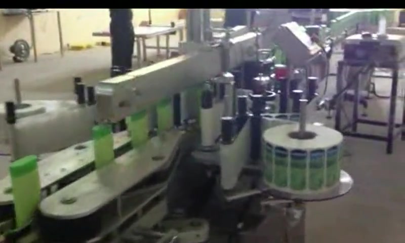 Аутоматска машина за етикетирање равних флаша шампона
