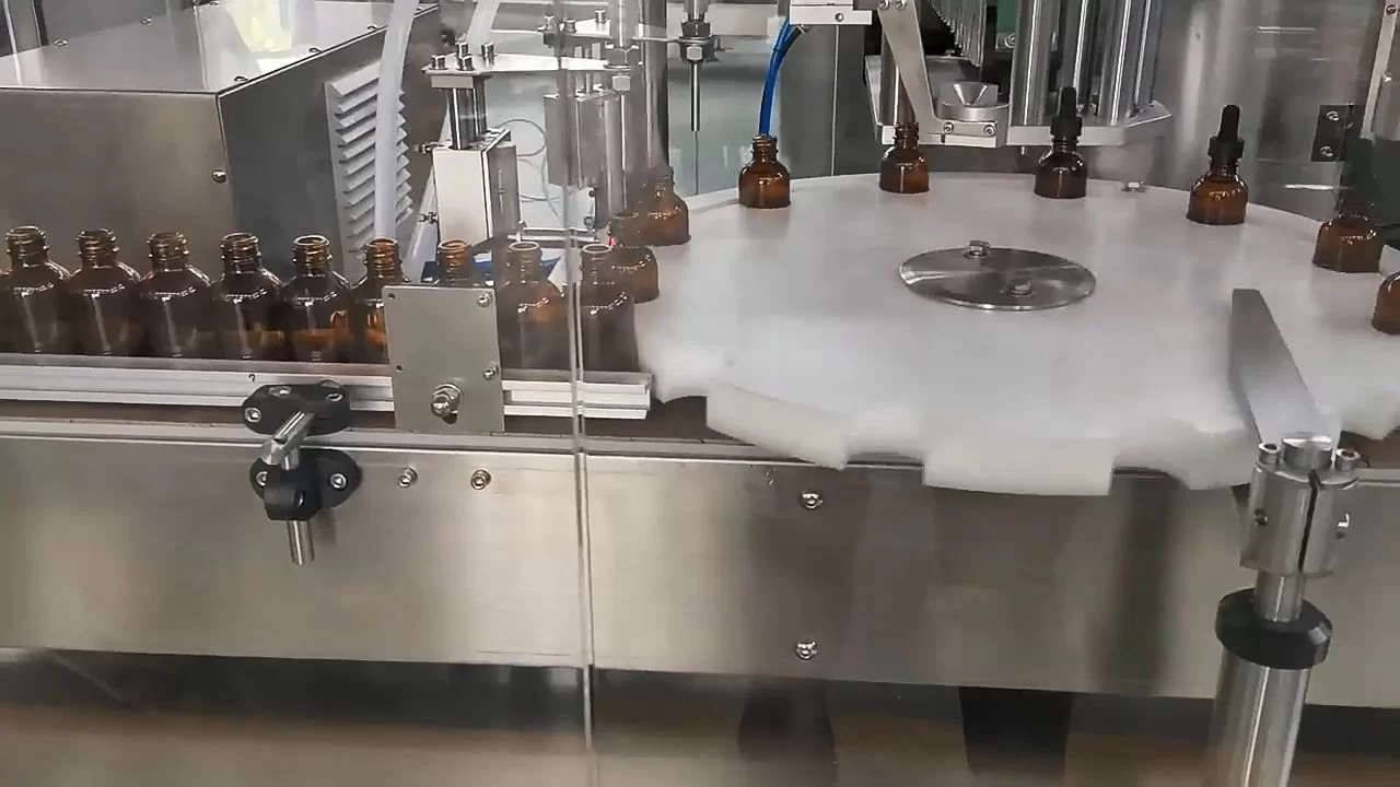 Automaatne väikese pudeli eeterlike õlide servokolvi täitmismasin