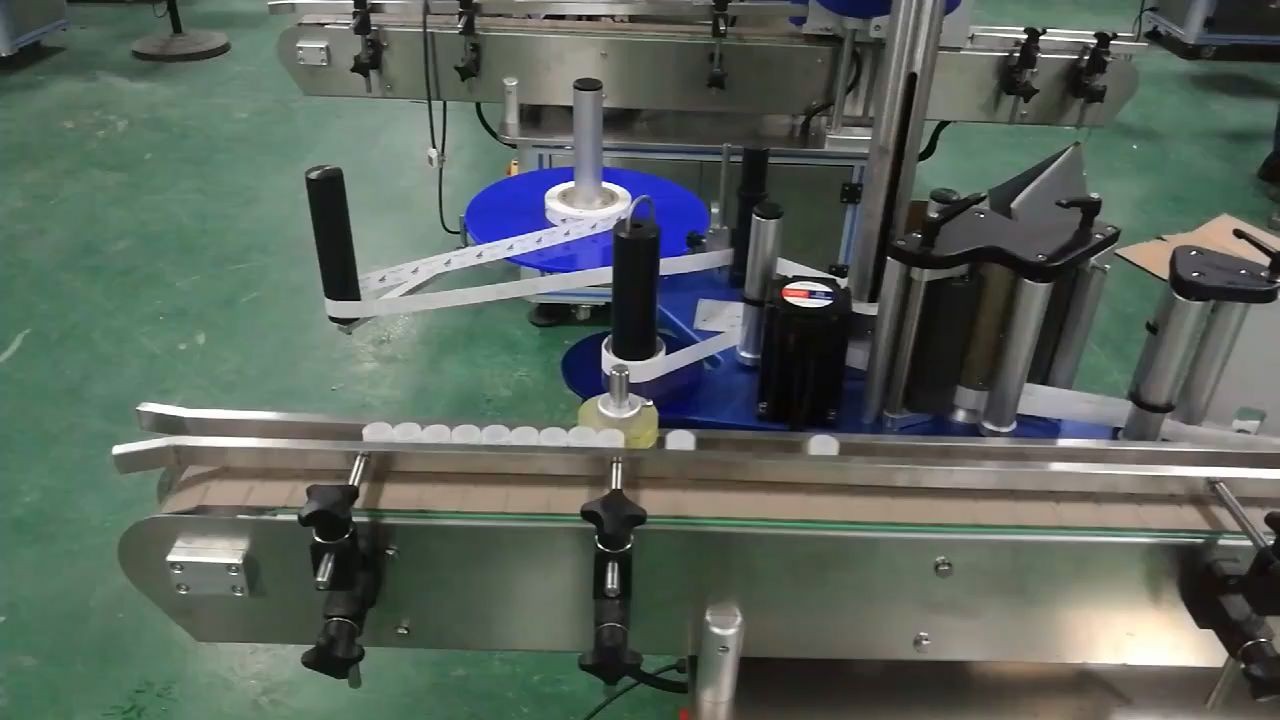 Аутоматска машина за етикетирање малих округлих боца