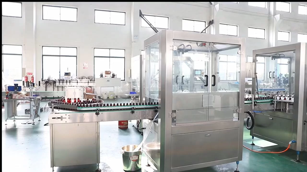 Máquina automática de etiquetado de llenado y tapado de botellas de jarabe