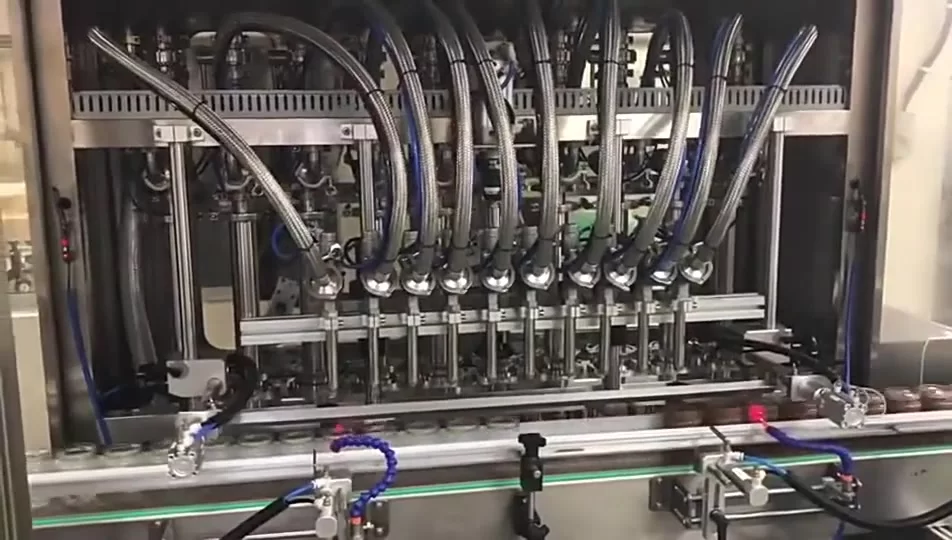 Automatska mašina za punjenje staklenih teglica Tabasco umakom od jabuke