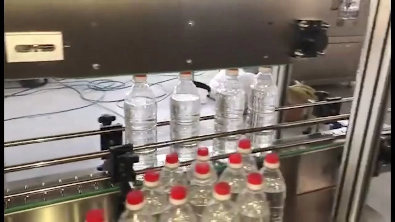 Automātiska sprūda vāka aizbāžņa presēšanas mašīna eļļas pudelei