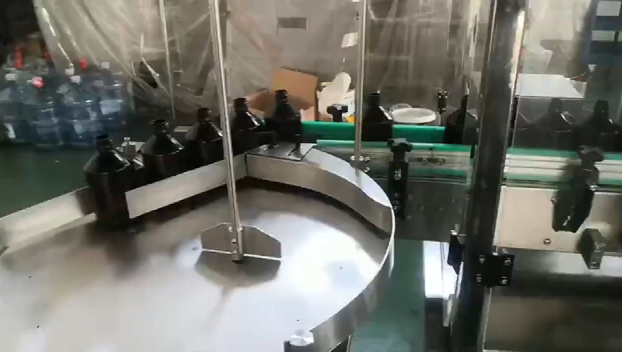 Machine de capsulage de remplissage polyvalente de bouteilles linéaires automatiques personnalisées