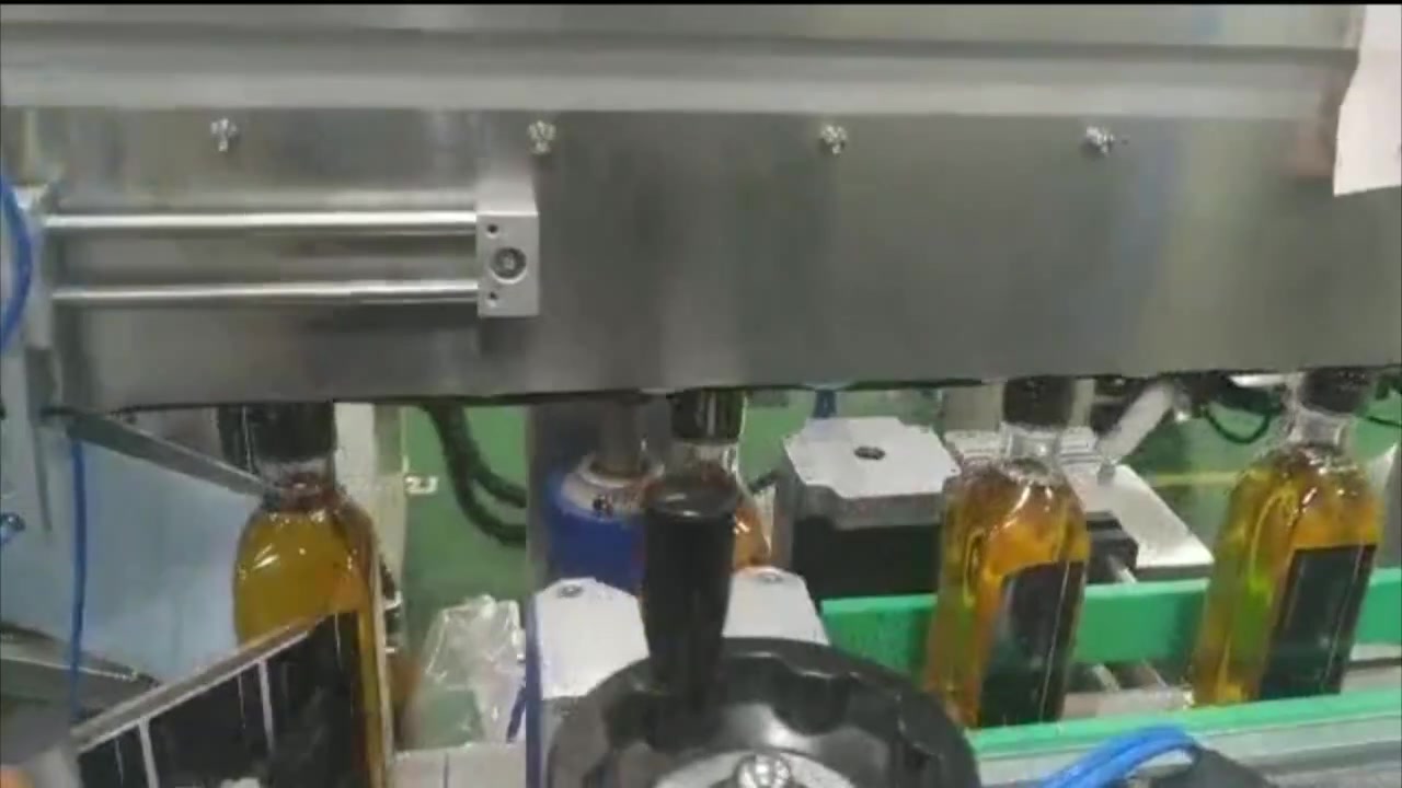 Etiquetadora de botellas cadradas de aceite de oliva de dúas caras