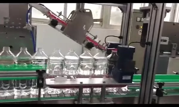 Tappatrice per bottiglie di olio completamente automatica