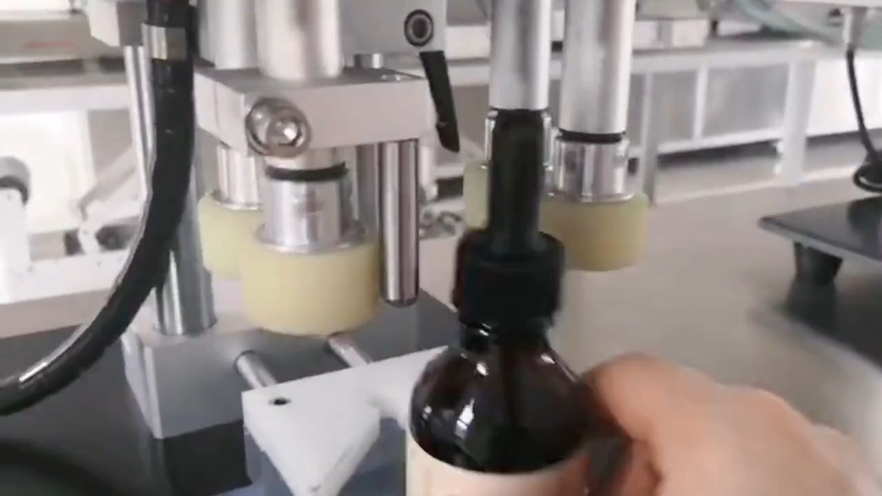 उच्च गुणवत्ता वाली प्लास्टिक की बोतल अर्ध स्वचालित कैपिंग मशीन
