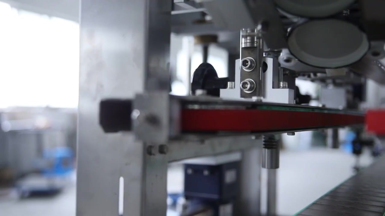Yüksek Hızlı Otomatik Şarap Plastik Cam Şişe Vidalı Kapatma Makinesi