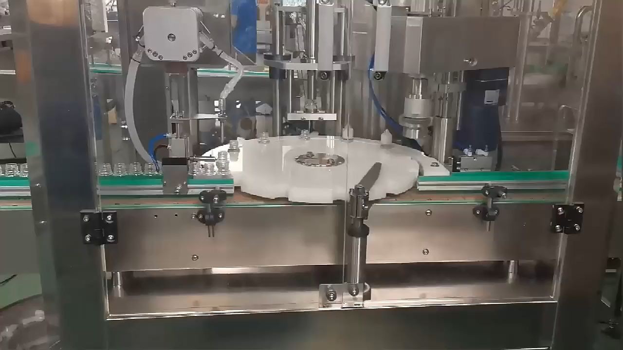 Automatski stroj za punjenje i zatvaranje boca voćnog soka E-Juice