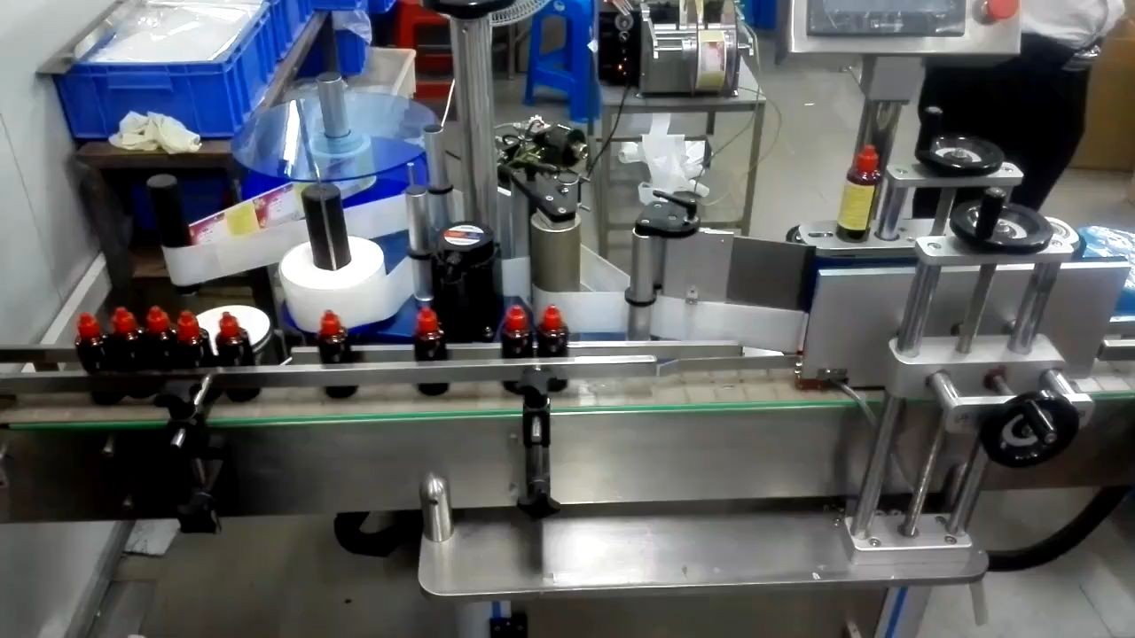 Machine d'étiquetage verticale automatique de bouteilles en plastique de vente chaude