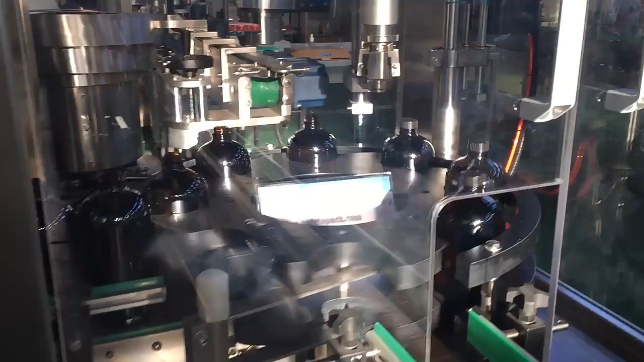 Индустриска автоматска моноблок машина за полнење и покривање мали шишиња