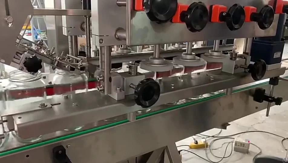 Stroj za zapiranje steklenih kozarcev s sadno marmelado