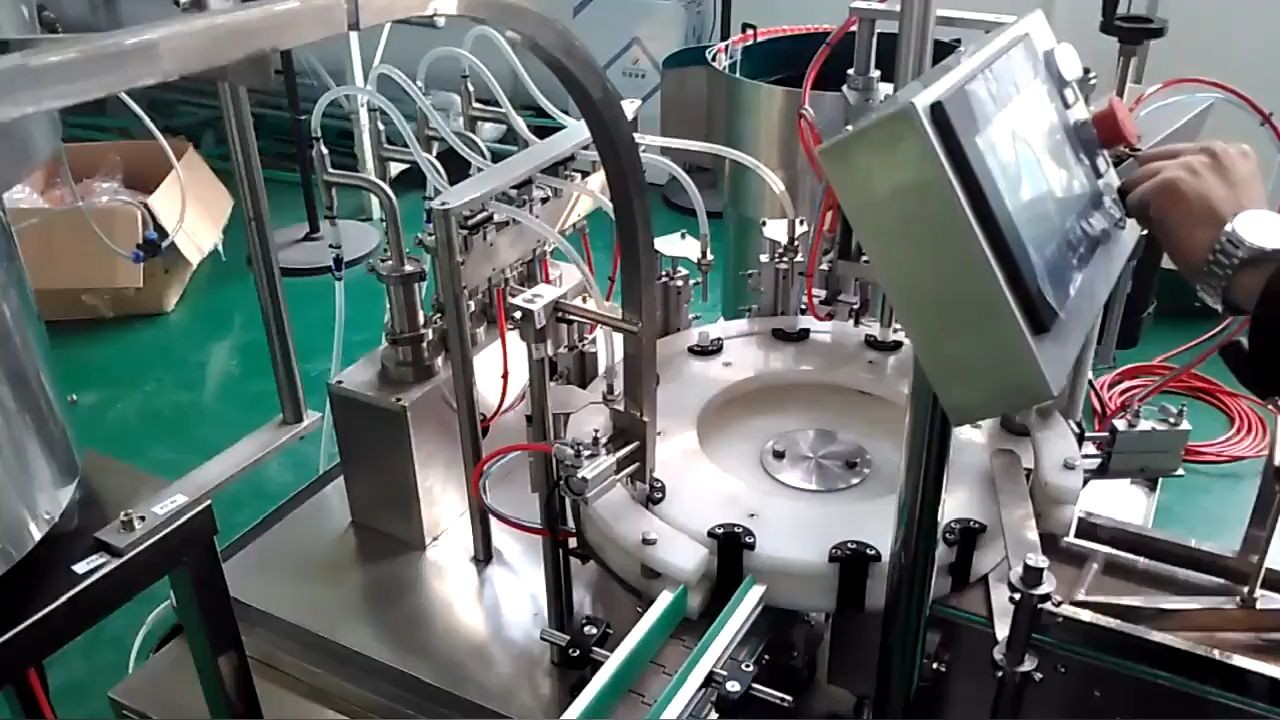 Machine de capsulage de remplissage de fluide de petite bouteille de parfum à piston