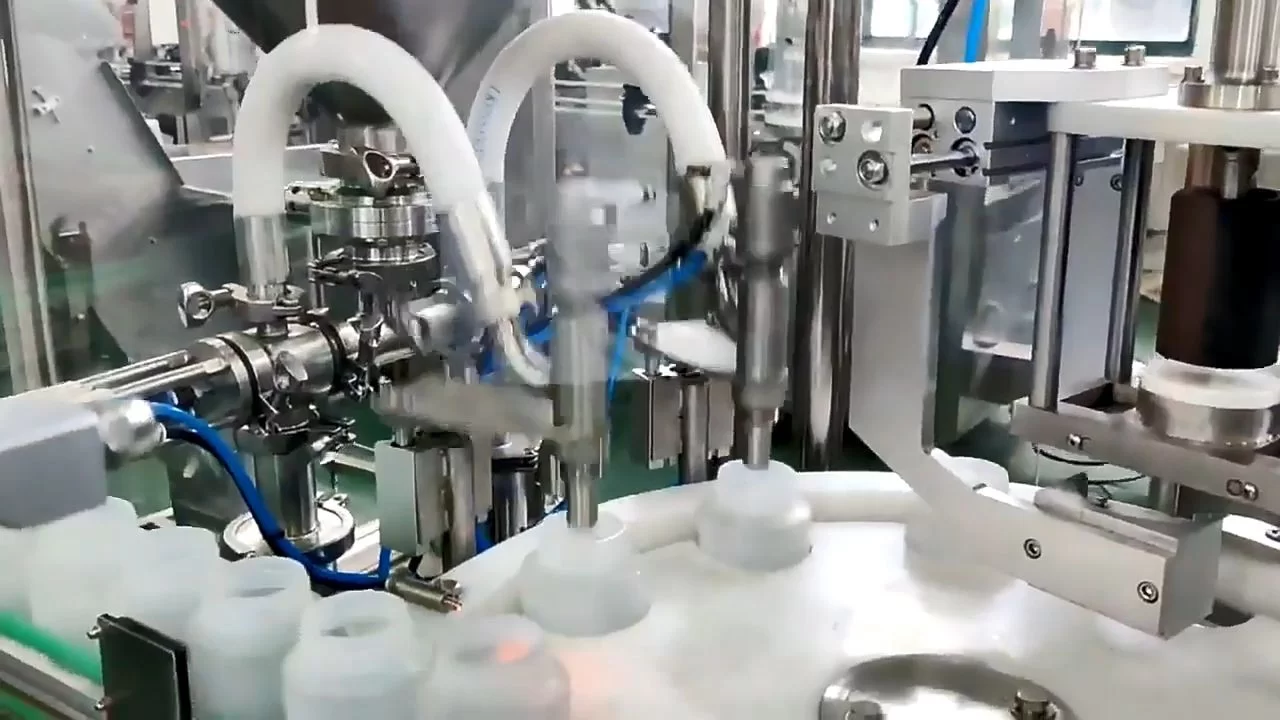 Plastmasas burku pudeles flakons 100-500 ml Monobloka pildīšanas vāciņu mašīna