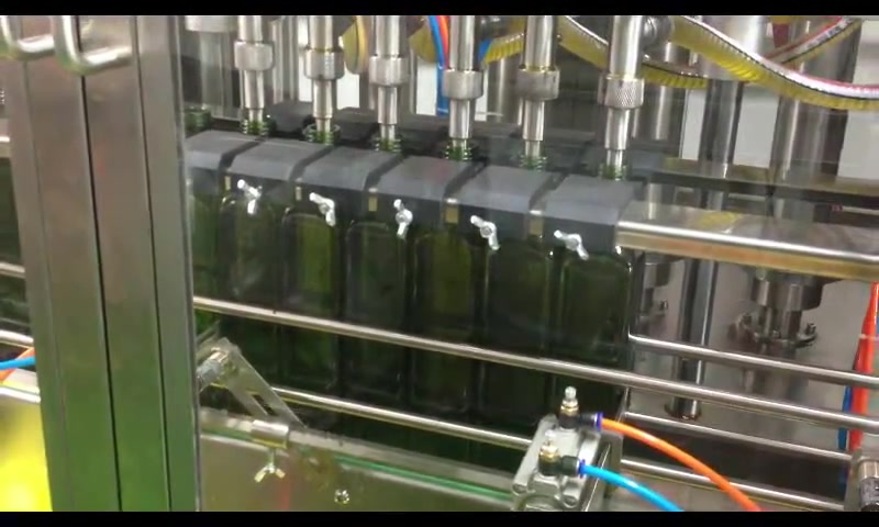 Stroj na plnenie fliaš na olivový olej s piestovým servomotorom
