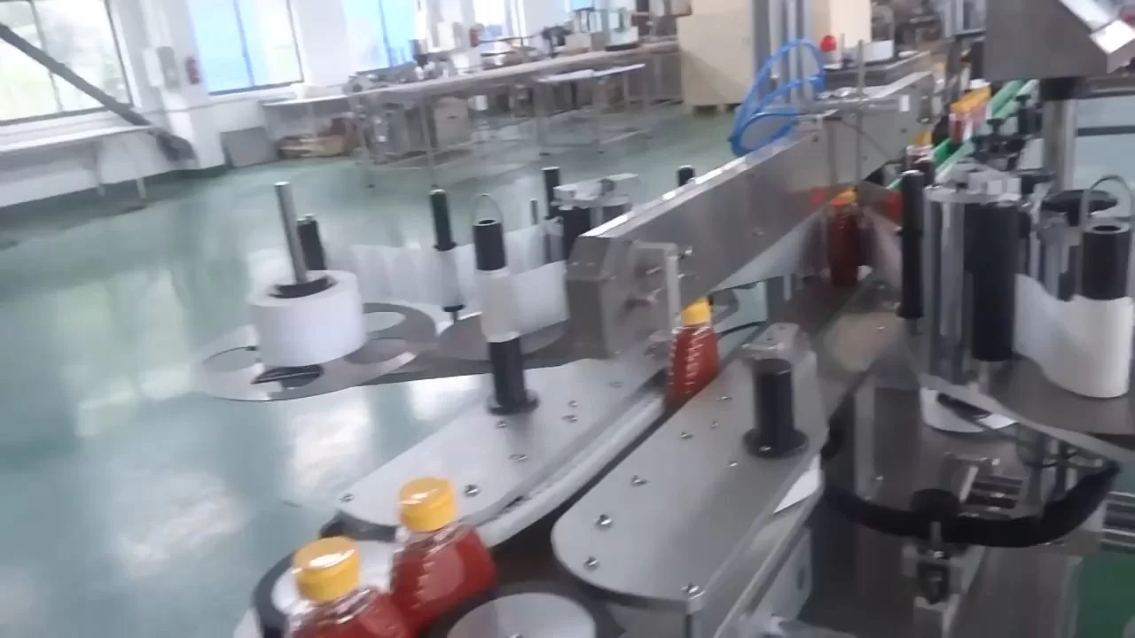 Machine d'étiquetage double face pour bouteille de sauce à moteur servo