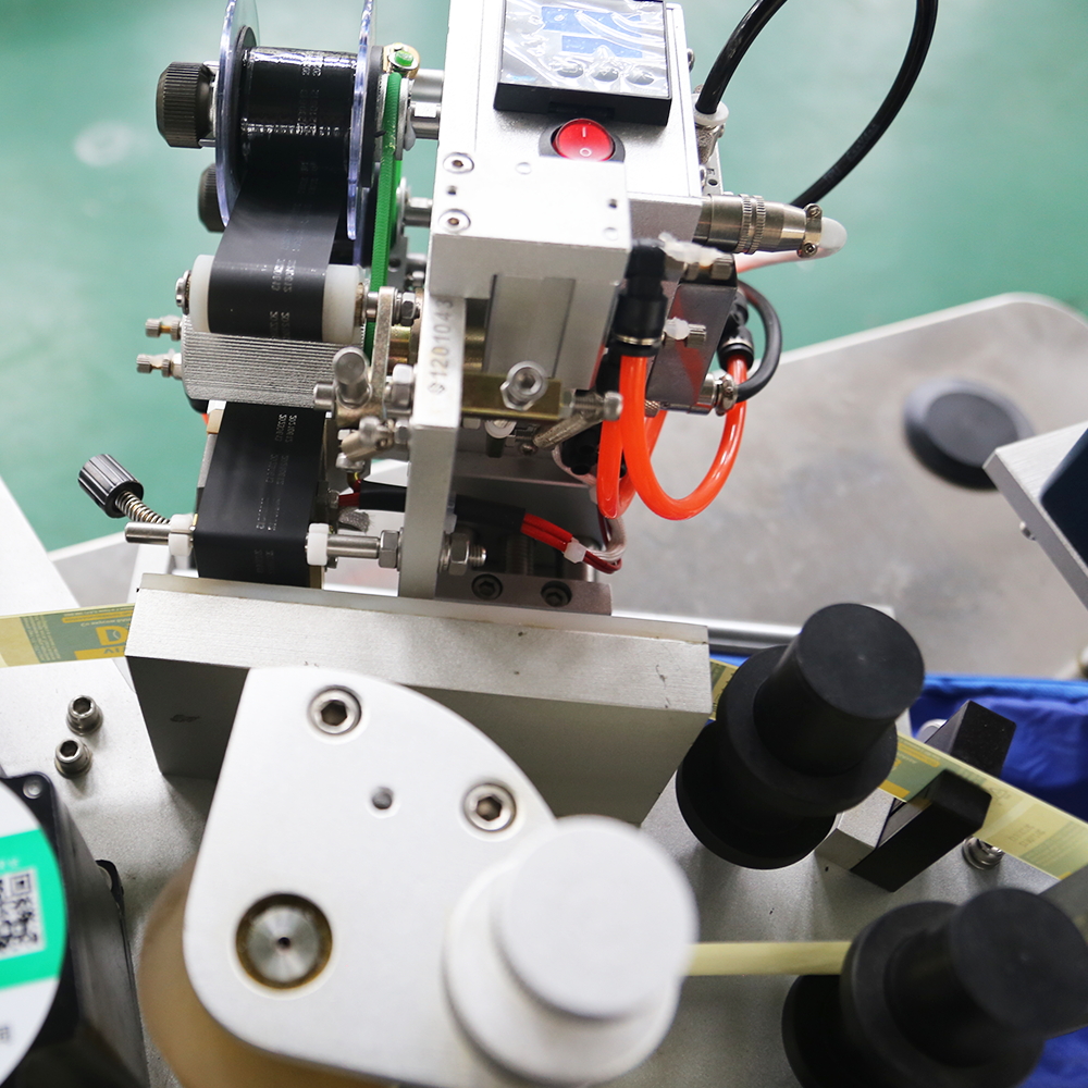 Avtomatik efir yağlı ətir damcısı şüşəsini doldurma maşını Avtomatik efir yağlı ətir damcısı şüşəsini doldurma maşını