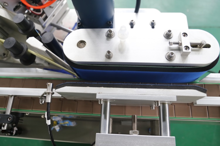 Begi tanta automatikoak botilak eranskailuen etiketatze-makina inguratzen ditu Begi tanta automatikoak botilak eranskailuen etiketatze-makina inguratzen ditu