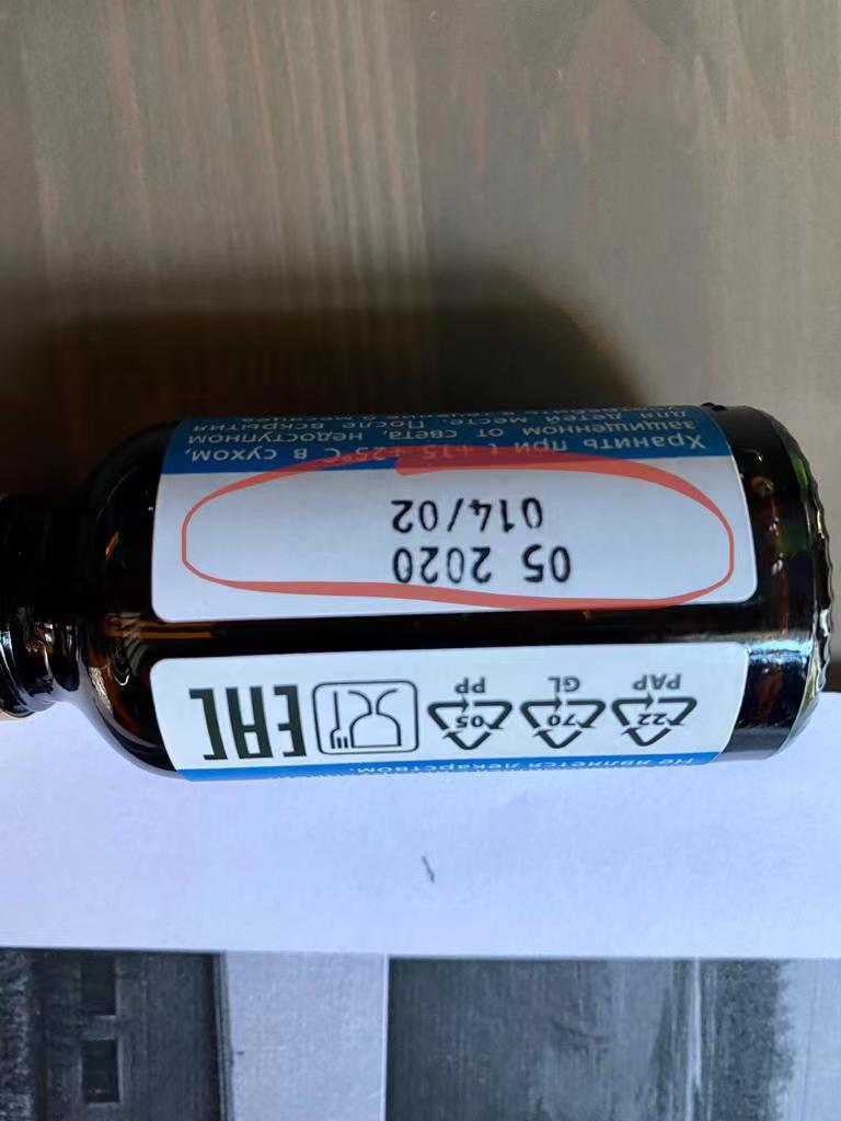 Begi tanta automatikoak botilak eranskailuen etiketatze-makina inguratzen ditu Begi tanta automatikoak botilak eranskailuen etiketatze-makina inguratzen ditu