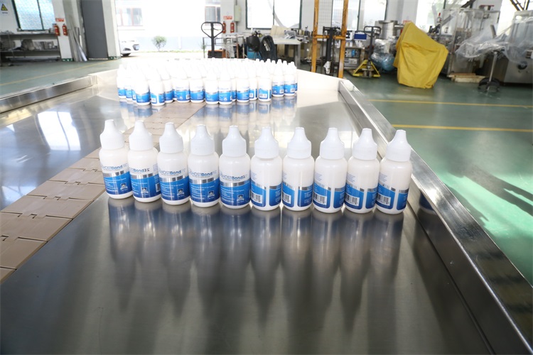 Begi tanta automatikoak botilak eranskailuen etiketatze-makina inguratzen ditu Begi tanta automatikoak botilak eranskailuen etiketatze-makina inguratzen ditu