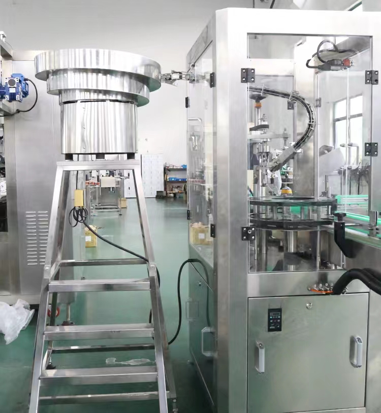 เครื่องบรรจุของเหลวขวดแก้วน้ำมันมะกอกน้ำผลไม้อัตโนมัติ