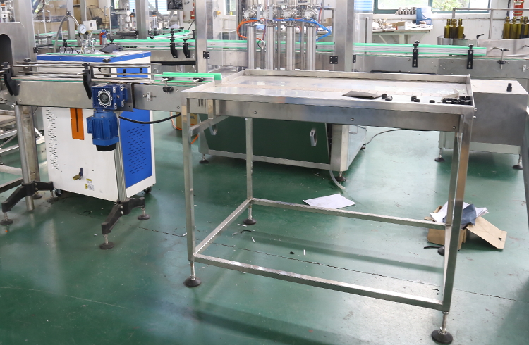 เครื่องบรรจุของเหลวขวดแก้วน้ำมันมะกอกน้ำผลไม้อัตโนมัติ