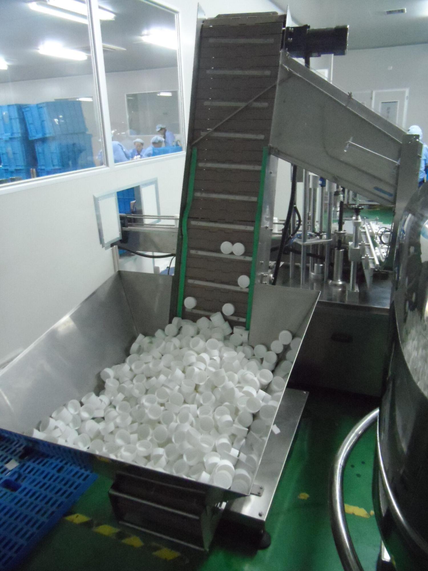 เครื่องบรรจุของเหลวขวดแก้วน้ำมันมะกอกน้ำผลไม้อัตโนมัติ