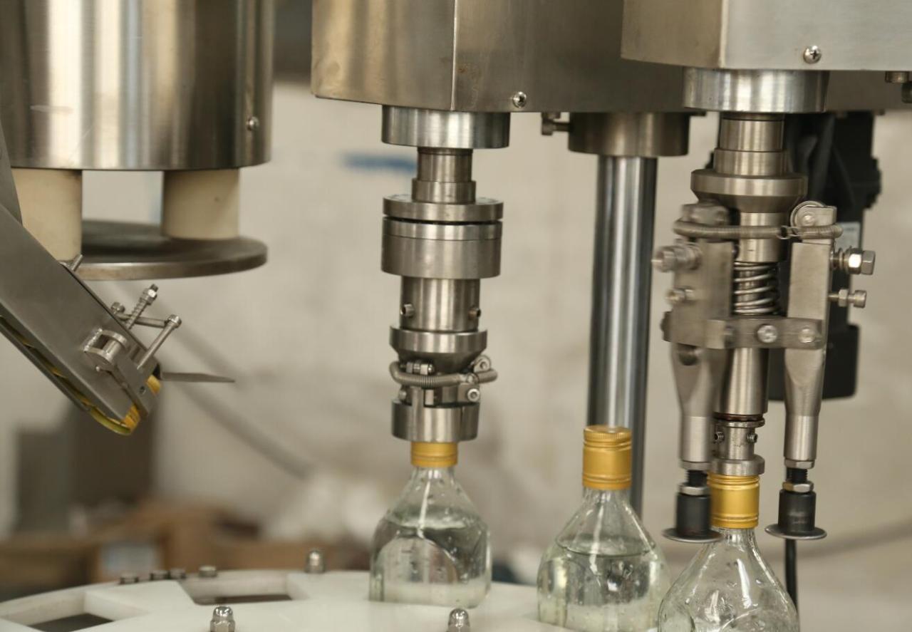 เครื่องบรรจุของเหลวขวดแก้วน้ำมันมะกอกน้ำผลไม้อัตโนมัติ