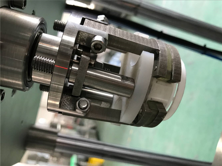 علبة جيري الخطية الأوتوماتيكية آلة تعبئة الجاذبية السائلة