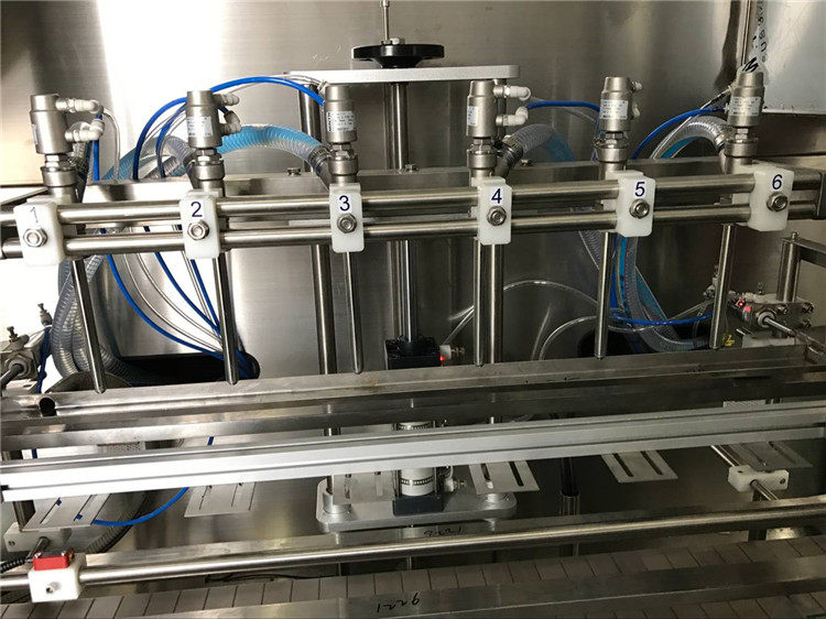 علبة جيري الخطية الأوتوماتيكية آلة تعبئة الجاذبية السائلة