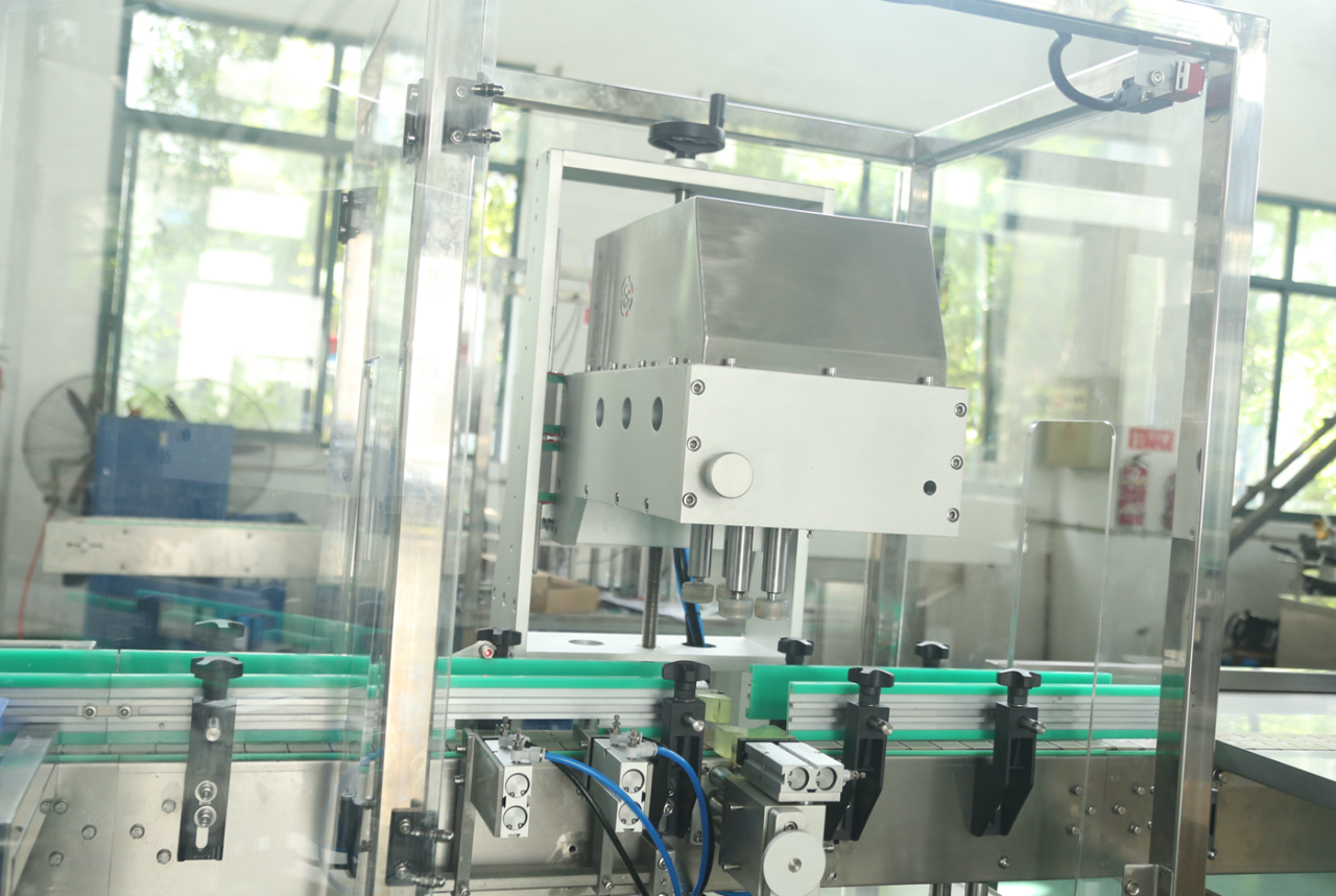 Prilagojen avtomatski linearni vsestranski stroj za zapiranje polnjenja steklenic Prilagojen avtomatski linearni vsestranski stroj za zapiranje polnjenja steklenic