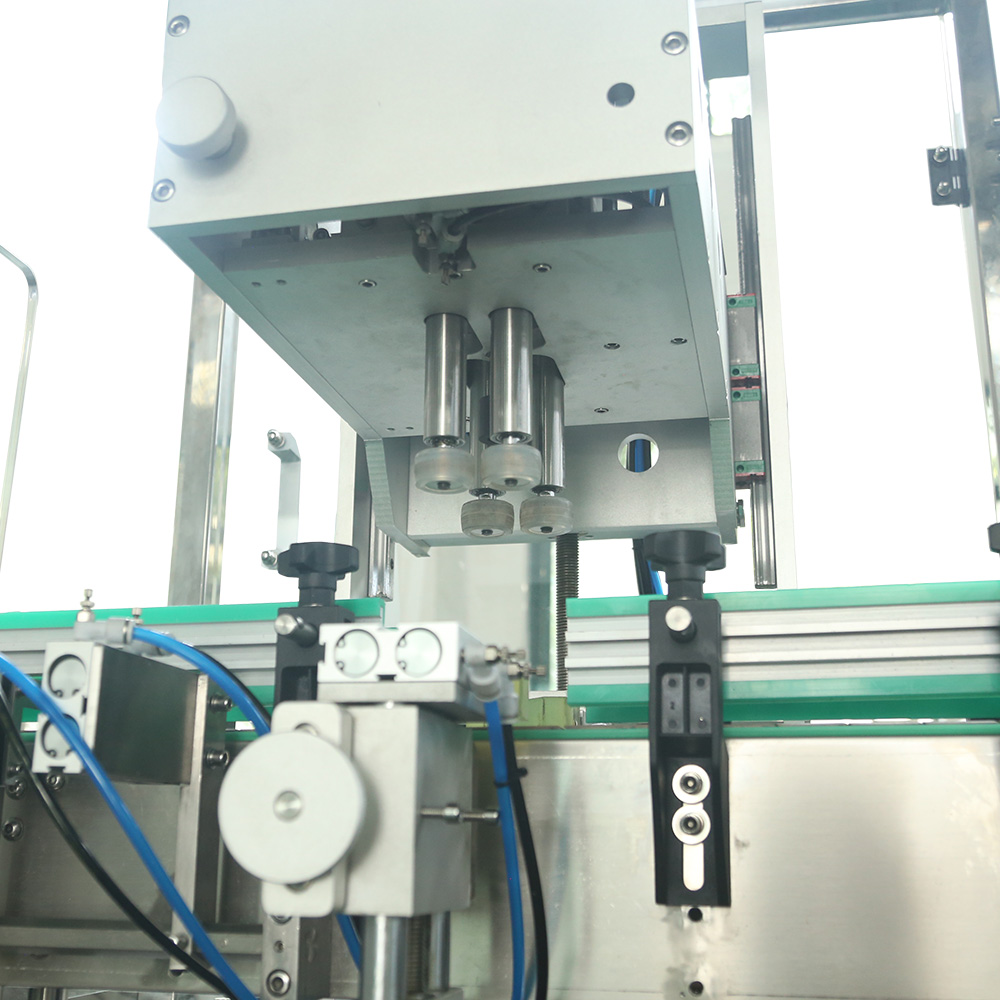 Prilagojen avtomatski linearni vsestranski stroj za zapiranje polnjenja steklenic Prilagojen avtomatski linearni vsestranski stroj za zapiranje polnjenja steklenic