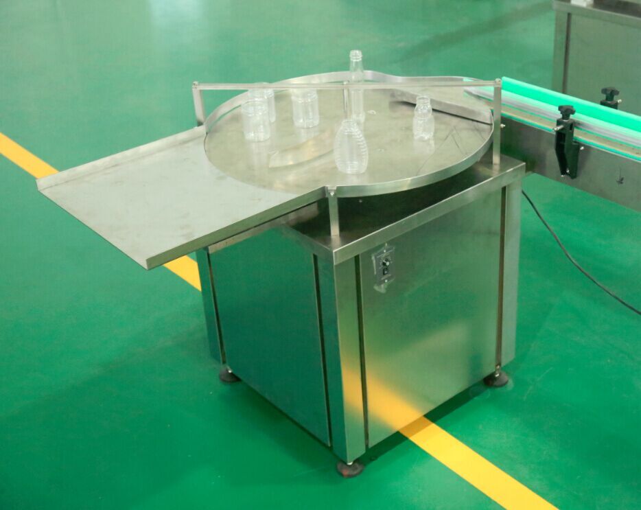 Prilagojen avtomatski linearni vsestranski stroj za zapiranje polnjenja steklenic Prilagojen avtomatski linearni vsestranski stroj za zapiranje polnjenja steklenic