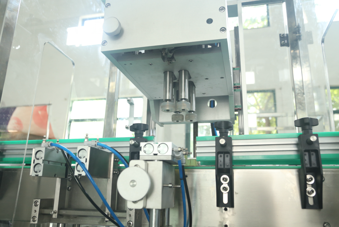 Prilagojen avtomatski linearni vsestranski stroj za zapiranje polnjenja steklenic Prilagojen avtomatski linearni vsestranski stroj za zapiranje polnjenja steklenic