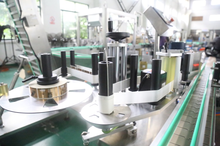 সম্পূর্ণ স্বয়ংক্রিয় মরিচের সস পেস্ট তরল বোতল জার ফিলিং মেশিন সম্পূর্ণ স্বয়ংক্রিয় মরিচের সস পেস্ট তরল বোতল জার ফিলিং মেশিন